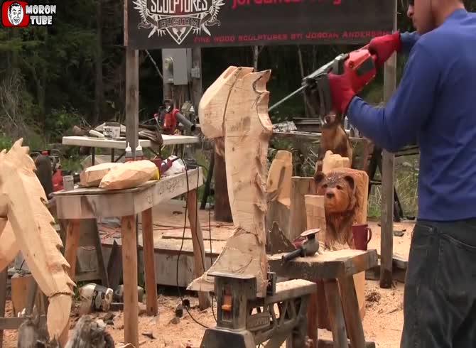 Video :A paralithodes camtschaticus is sculpted by a sculptor using chainsaws